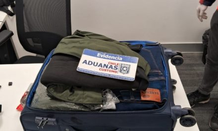 En Aeropuerto de Santiago descubren a pasajero ingresando con 12,6 kilos de cocaína oculta entre ropa y en paquetes de salvado de trigo