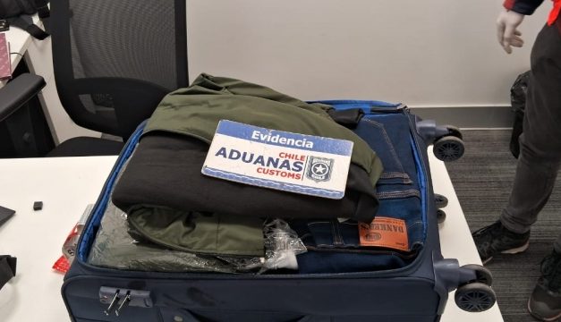 En Aeropuerto de Santiago descubren a pasajero ingresando con 12,6 kilos de cocaína oculta entre ropa y en paquetes de salvado de trigo