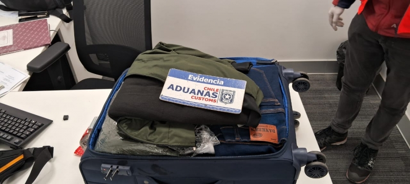 En Aeropuerto de Santiago descubren a pasajero ingresando con 12,6 kilos de cocaína oculta entre ropa y en paquetes de salvado de trigo